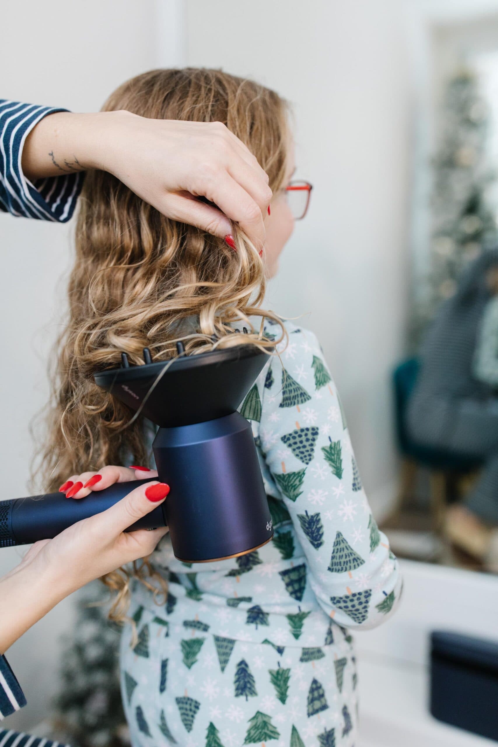 Lightweight Ionic blow dryer for Easy Styling