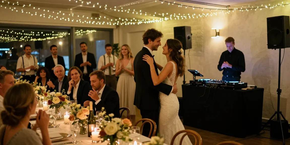 Hochzeit DJ Berlin auf einer romantischen Feier mit tanzenden Paaren und DJ.